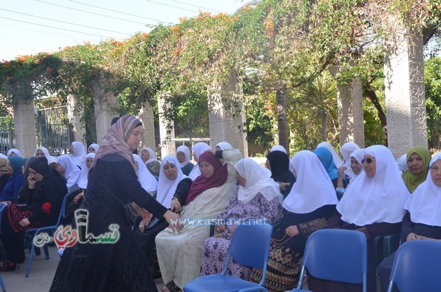 كفرقاسم - فيديو : الرئيس عادل بدير يدشن اللوحة الفنية من ابداعات الأمهات في بيت المسنين وطلاب الزهراء الابتدائية 